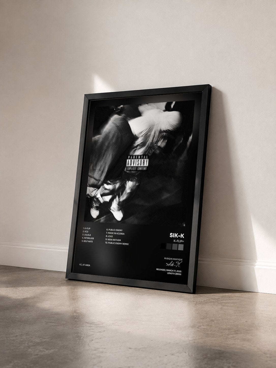 #noir Tableau de l'album K-FLIP+ de Sik-K vu de trois quarts, cadre noir