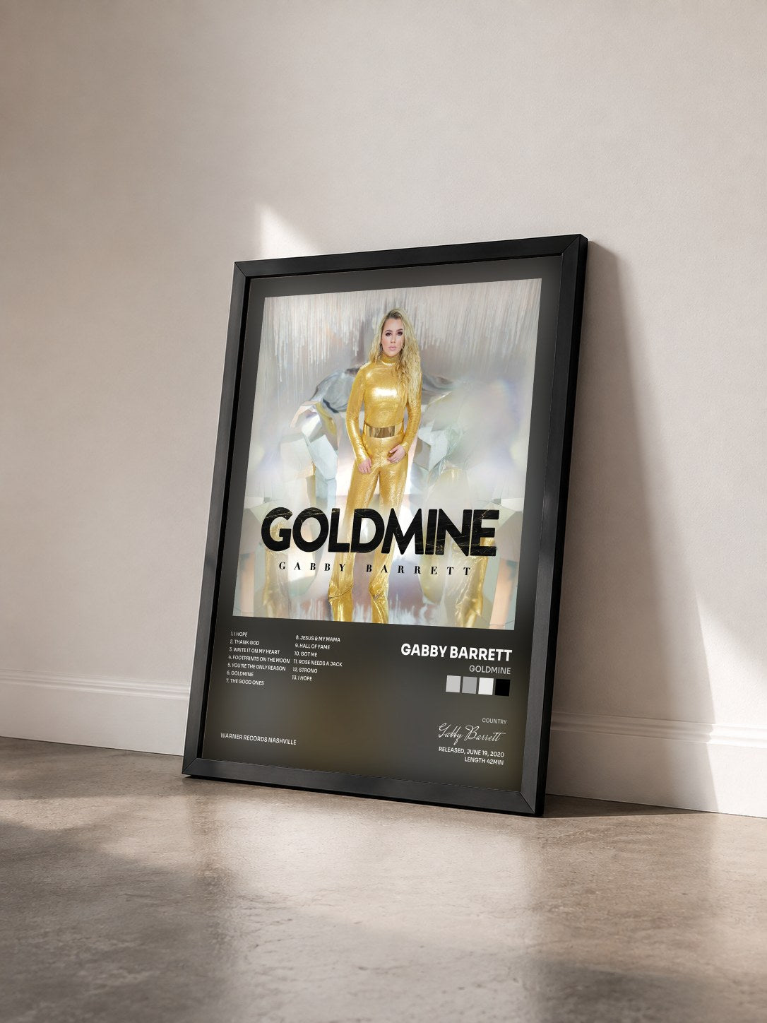 #noir Tableau de l'album Goldmine de Gabby Barrett vu de trois quarts, cadre noir