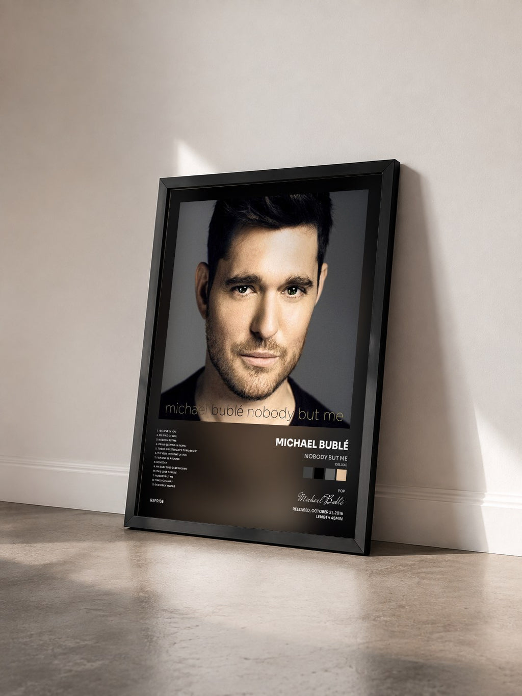 #noir Tableau de l'album Nobody but Me (Deluxe) de Michael Bublé vu de trois quarts, cadre noir