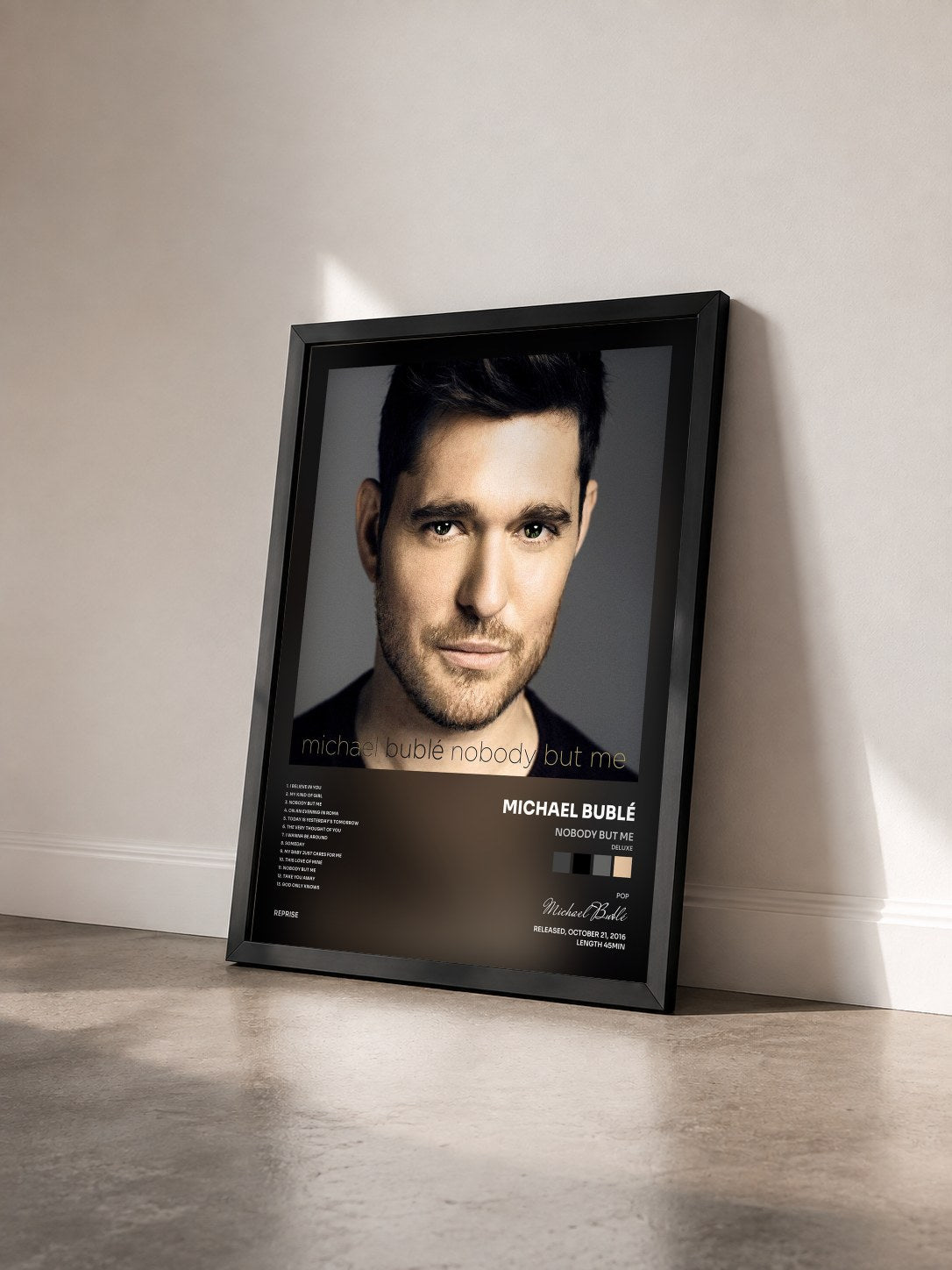 #noir Tableau de l'album Nobody but Me (Deluxe) de Michael Bublé vu de trois quarts, cadre noir