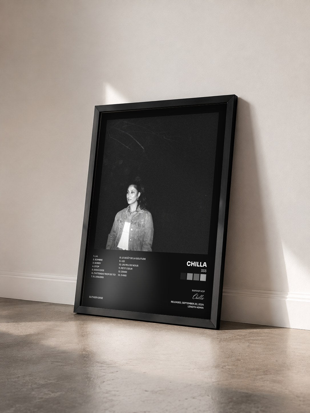 #noir Tableau de l'album 333 de Chilla vu de trois quarts, cadre noir