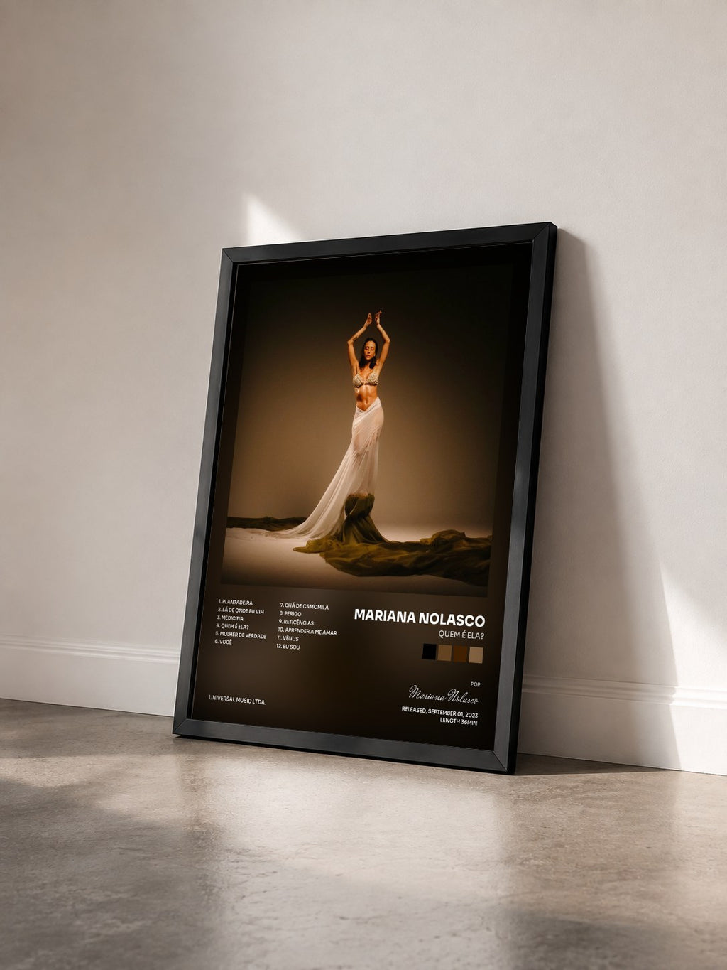 #noir Tableau de l'album Quem É Ela? de Mariana Nolasco vu de trois quarts, cadre noir