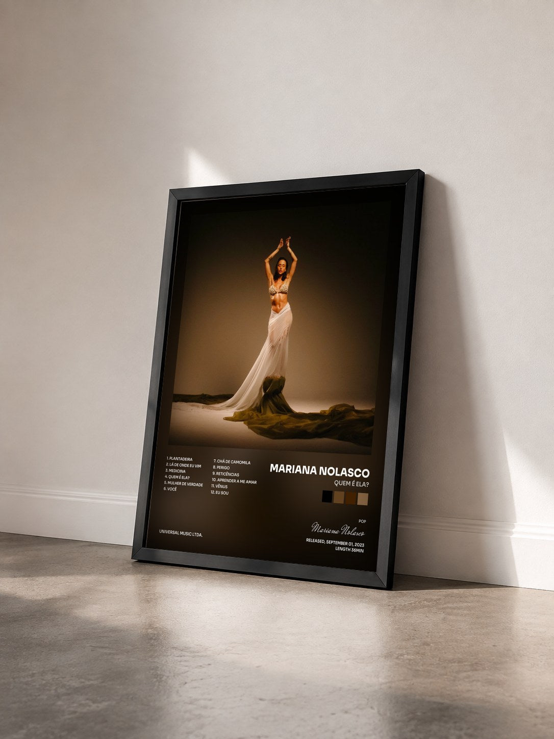 #noir Tableau de l'album Quem É Ela? de Mariana Nolasco vu de trois quarts, cadre noir
