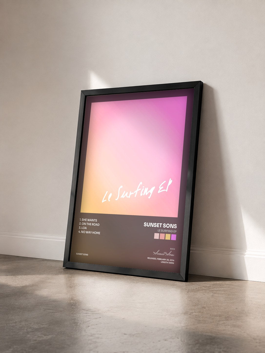 #noir Tableau de l'album Le Surfing EP de Sunset Sons vu de trois quarts, cadre noir