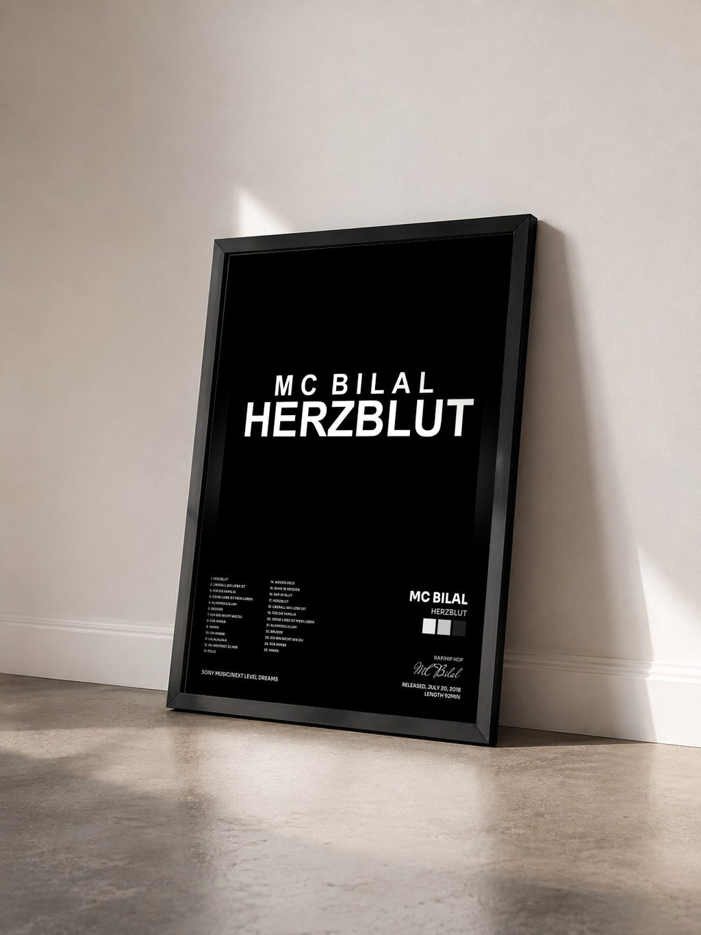 #noir Tableau de l'album Herzblut de MC Bilal vu de trois quarts, cadre noir