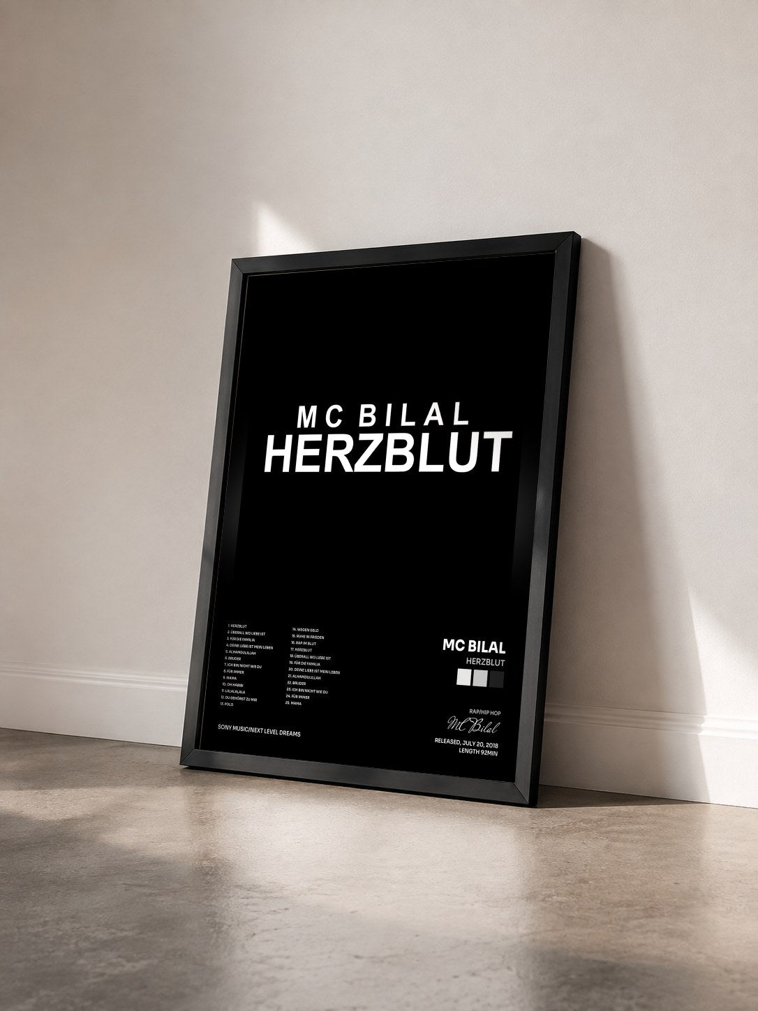 #noir Tableau de l'album Herzblut de MC Bilal vu de trois quarts, cadre noir