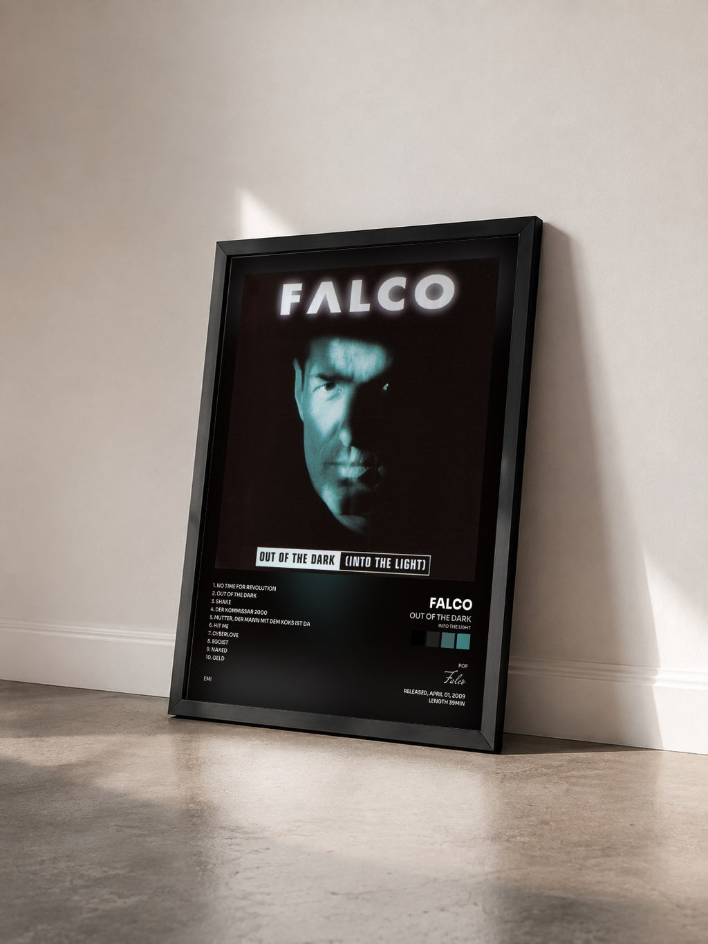 #noir Tableau de l'album Out Of The Dark (Into The Light) de Falco vu de trois quarts, cadre noir