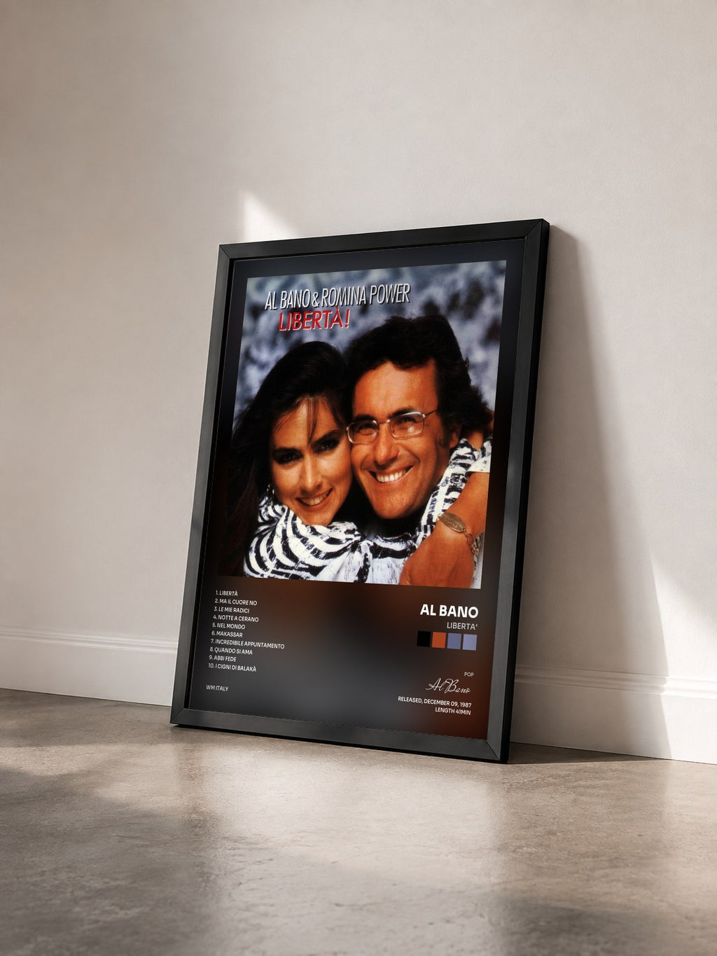 #noir Tableau de l'album Liberta' de Al Bano vu de trois quarts, cadre noir