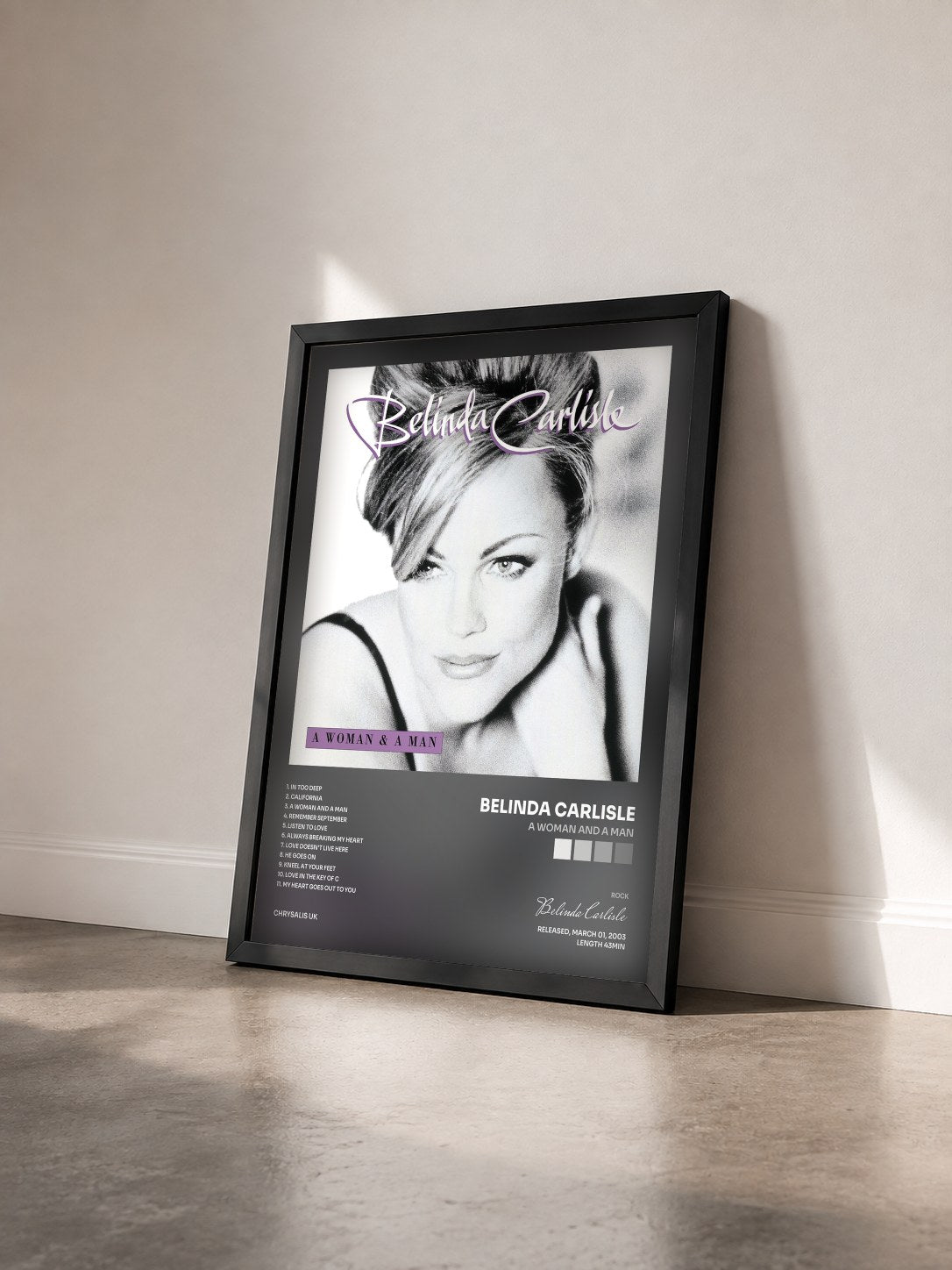 #noir Tableau de l'album A Woman And A Man de Belinda Carlisle vu de trois quarts, cadre noir