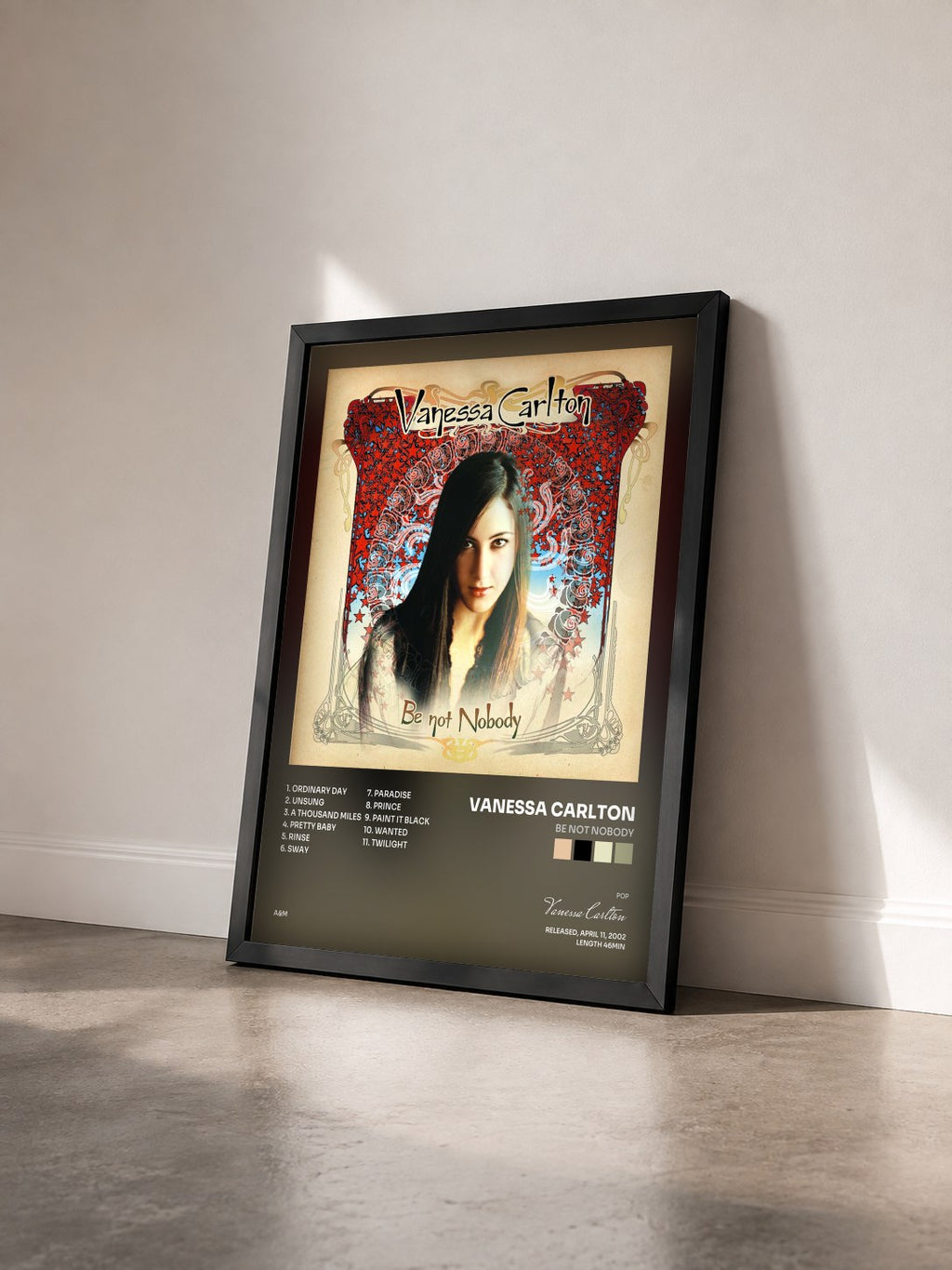 #noir Tableau de l'album Be Not Nobody de Vanessa Carlton vu de trois quarts, cadre noir