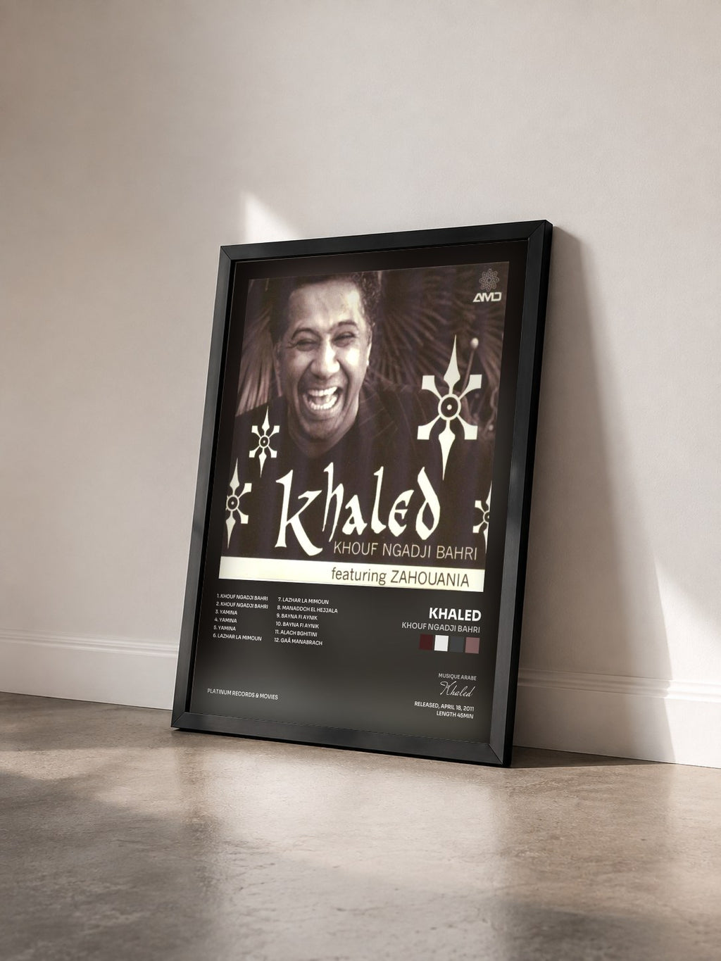 #noir Tableau de l'album Khouf ngadji bahri de Khaled vu de trois quarts, cadre noir
