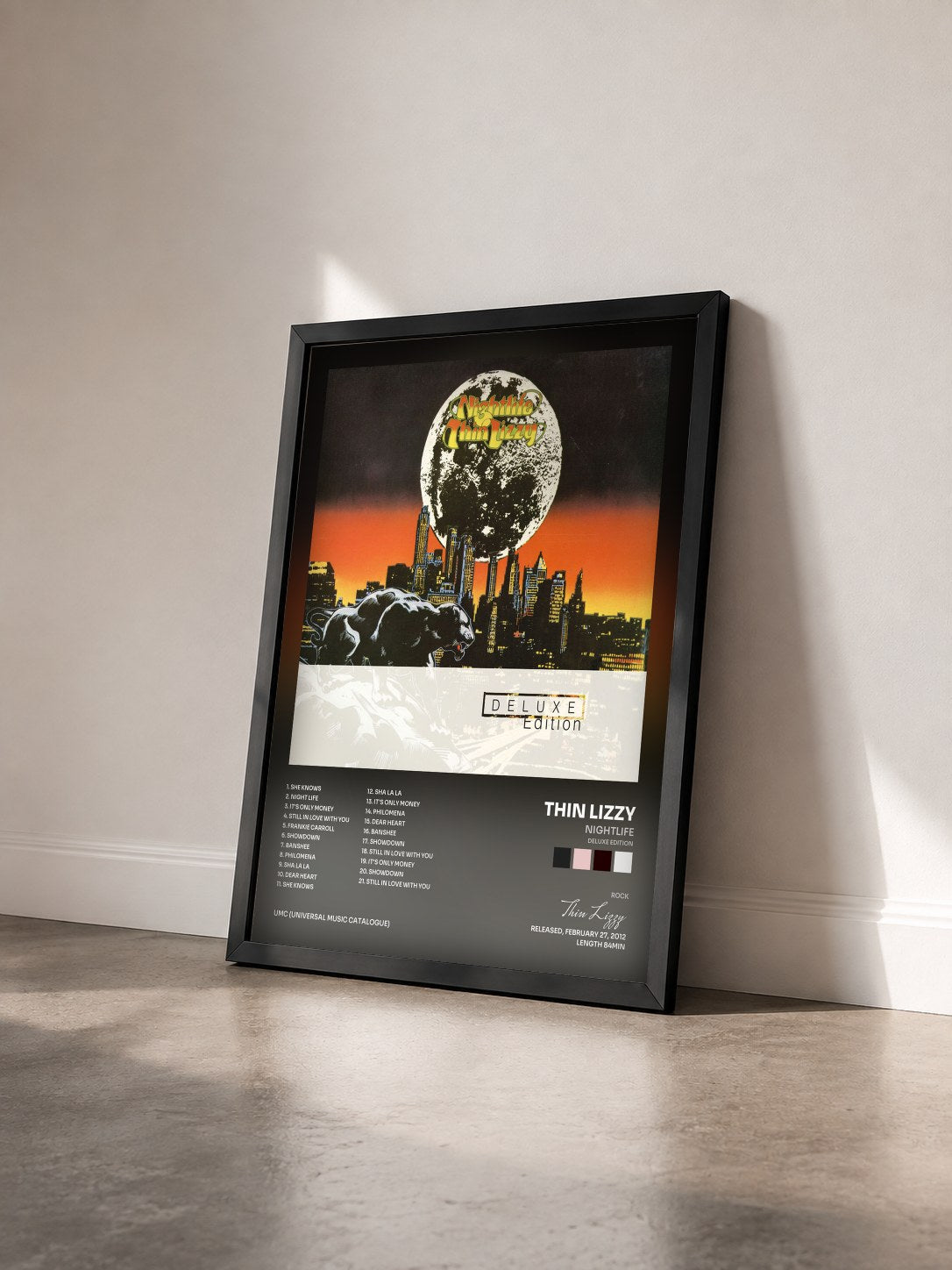 #noir Tableau de l'album Nightlife (Deluxe Edition) de Thin Lizzy vu de trois quarts, cadre noir