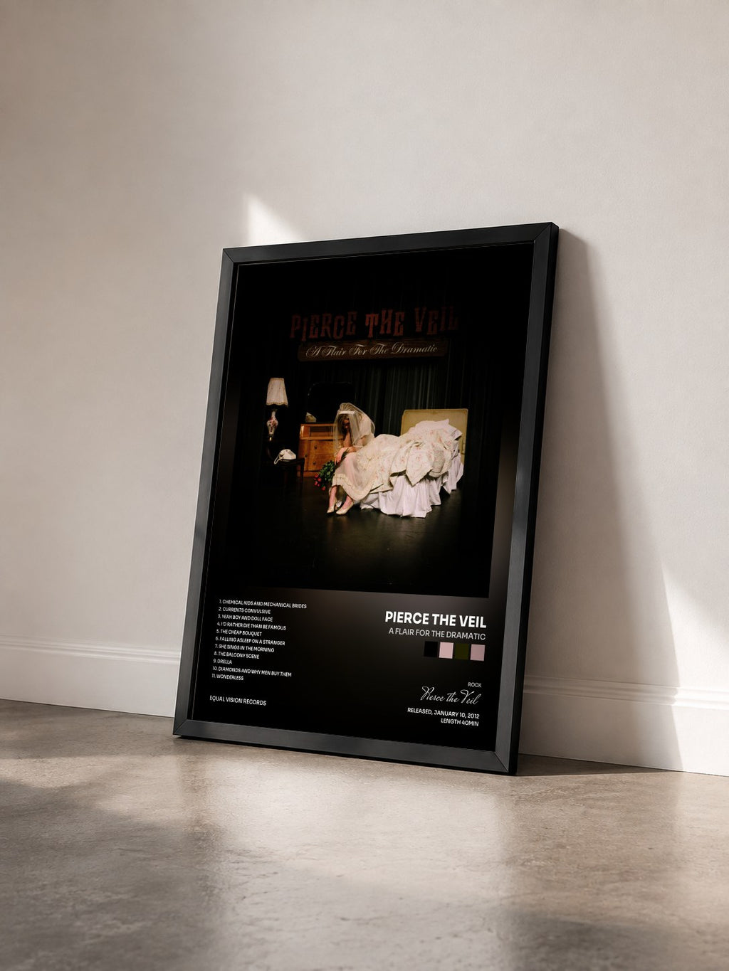 #noir Tableau de l'album A Flair For The Dramatic de Pierce the Veil vu de trois quarts, cadre noir