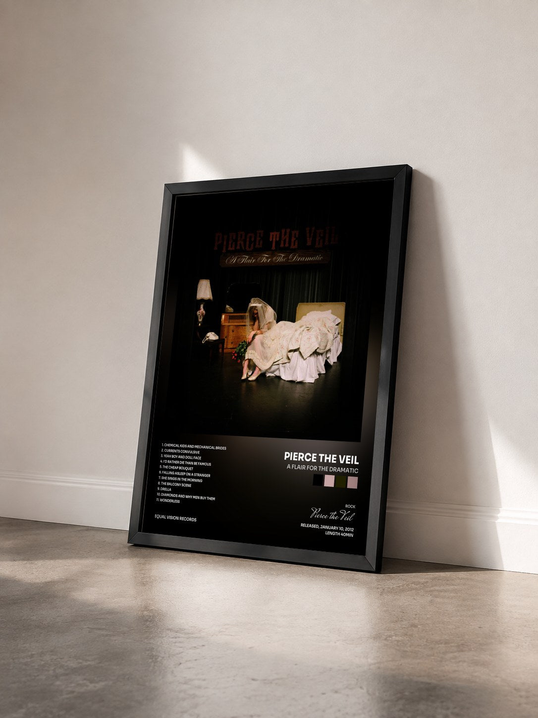 #noir Tableau de l'album A Flair For The Dramatic de Pierce the Veil vu de trois quarts, cadre noir