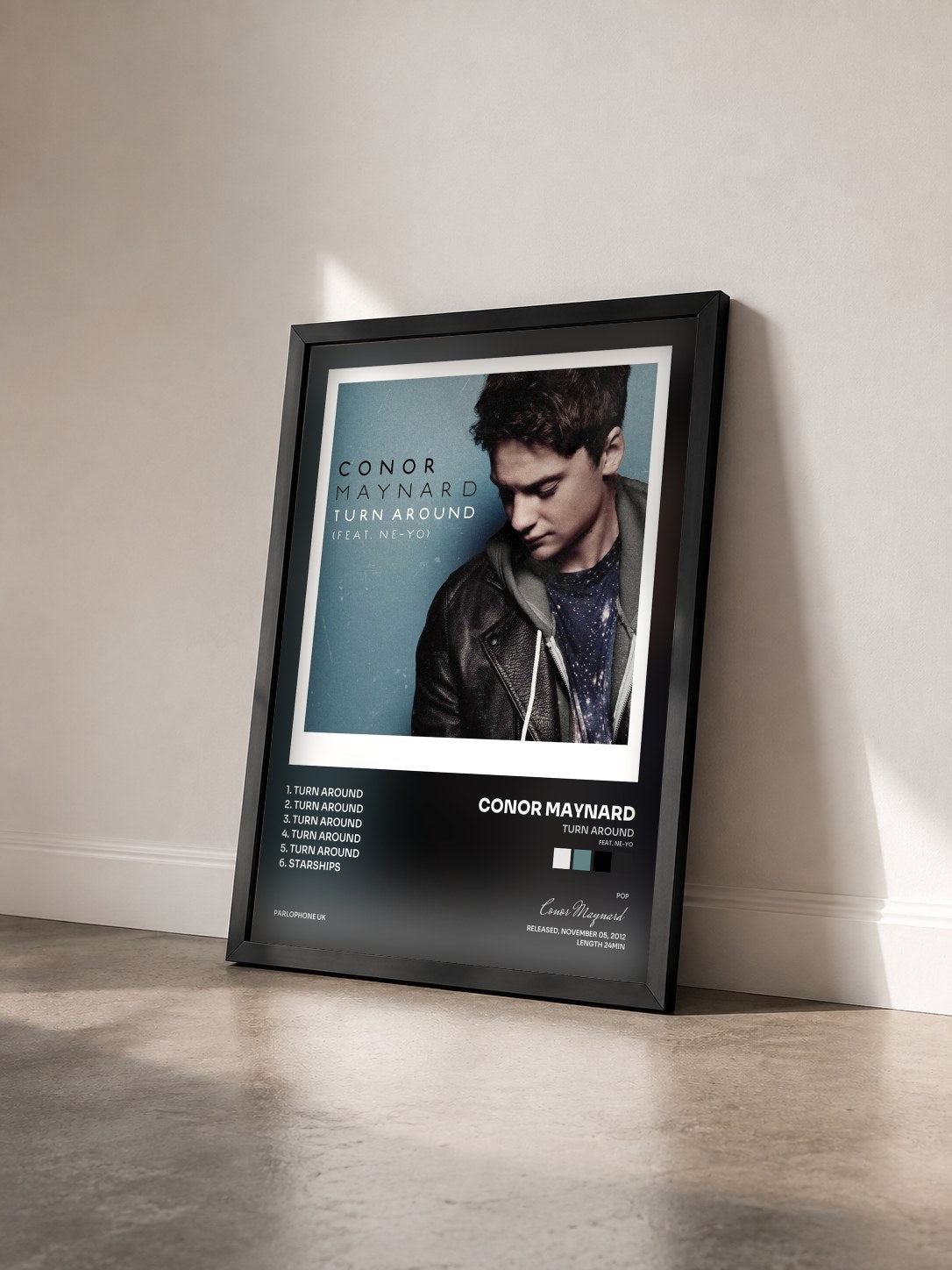 #noir Tableau de l'album Turn Around (feat. Ne-Yo) de Conor Maynard vu de trois quarts, cadre noir