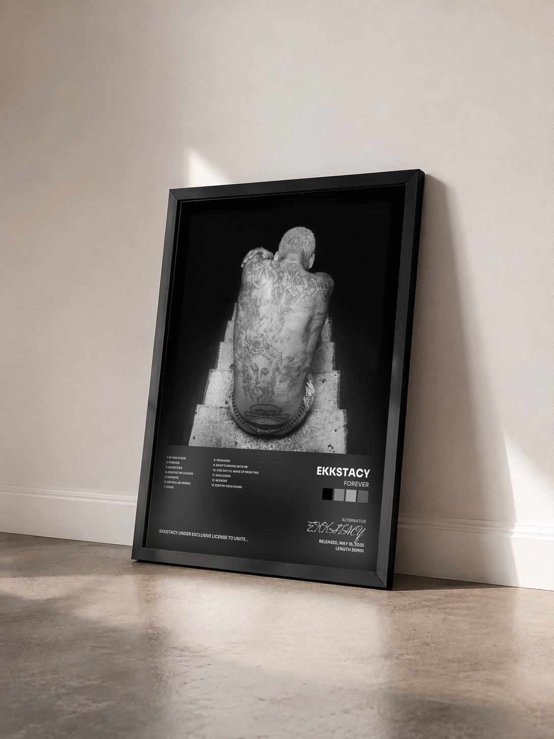 #noir Tableau de l'album FOREVER de EKKSTACY vu de trois quarts, cadre noir