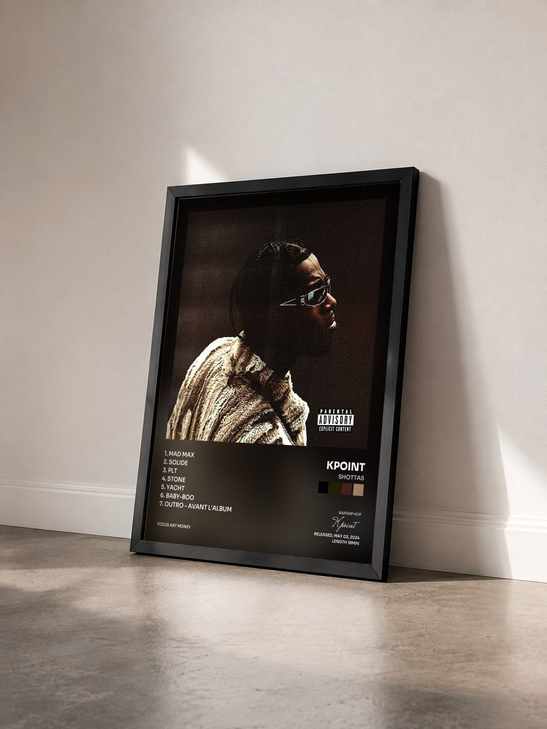 #noir Tableau de l'album SHOTTAS de Kpoint vu de trois quarts, cadre noir