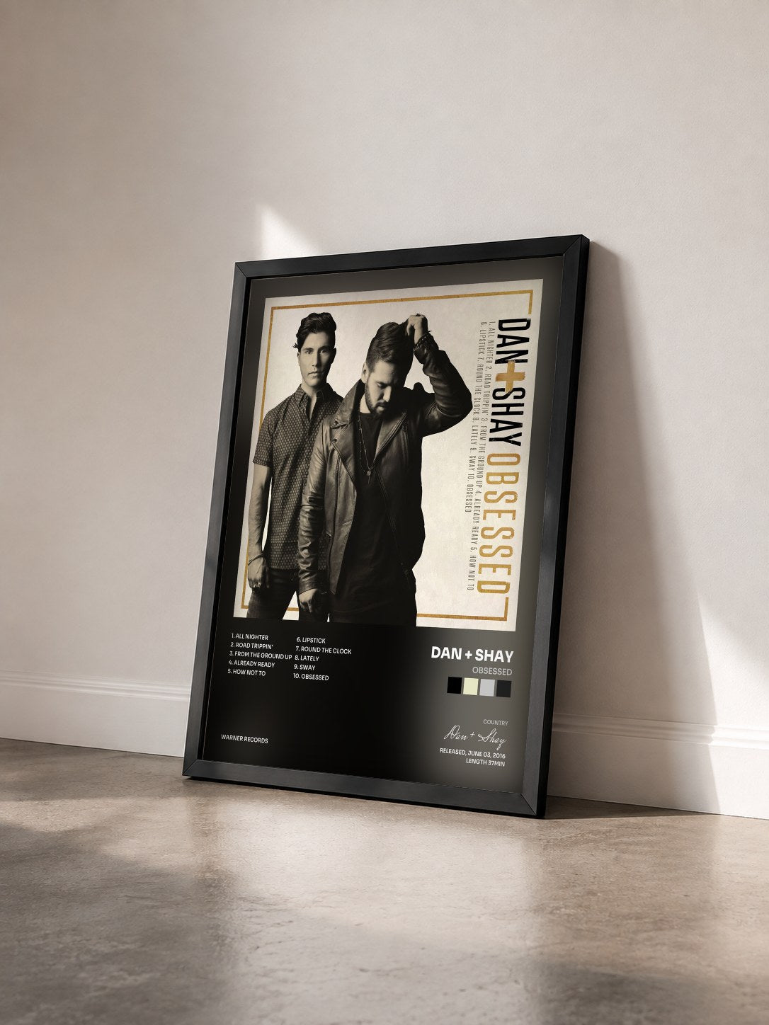 #noir Tableau de l'album Obsessed de Dan + Shay vu de trois quarts, cadre noir