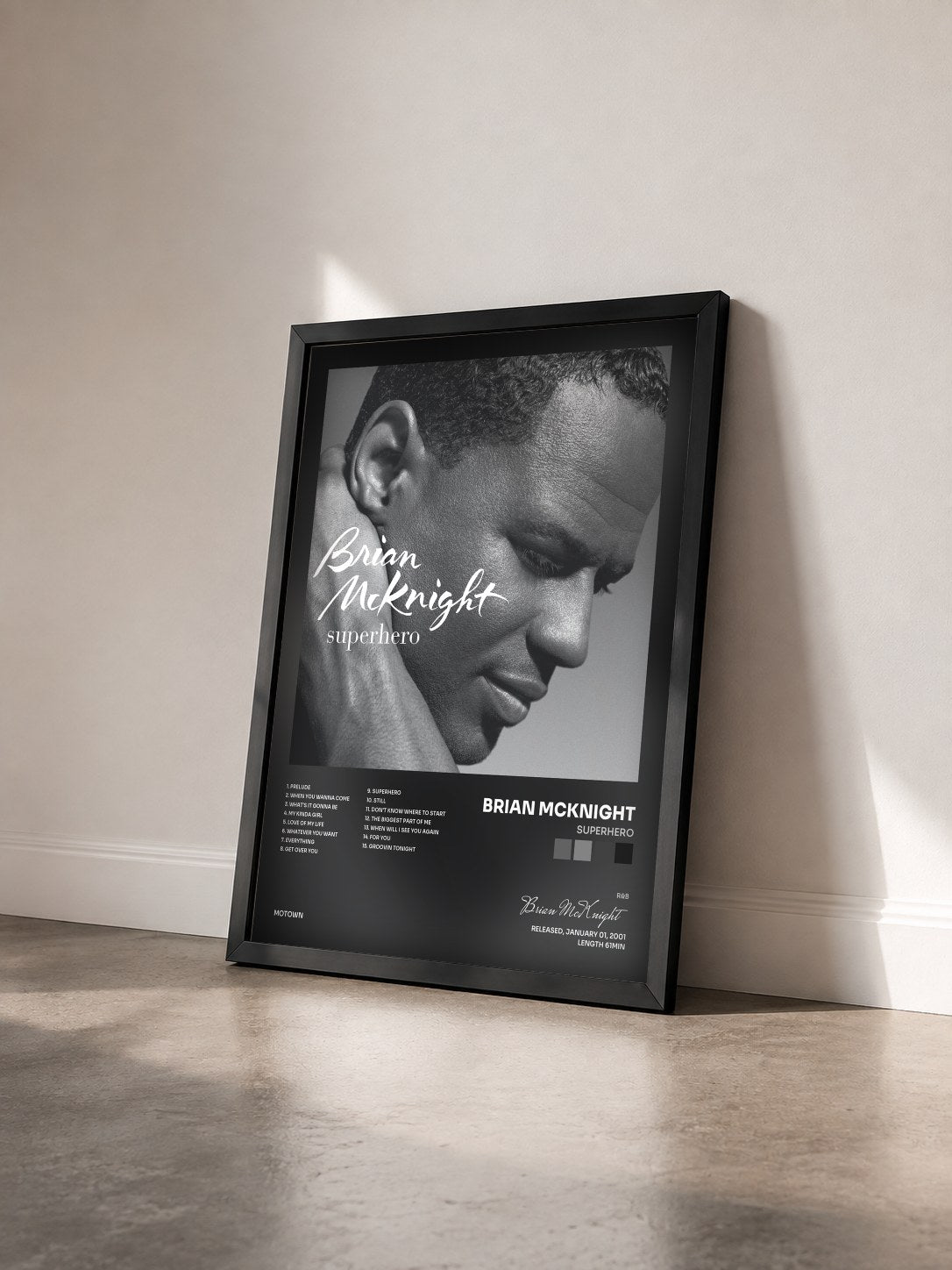 #noir Tableau de l'album Superhero de Brian McKnight vu de trois quarts, cadre noir