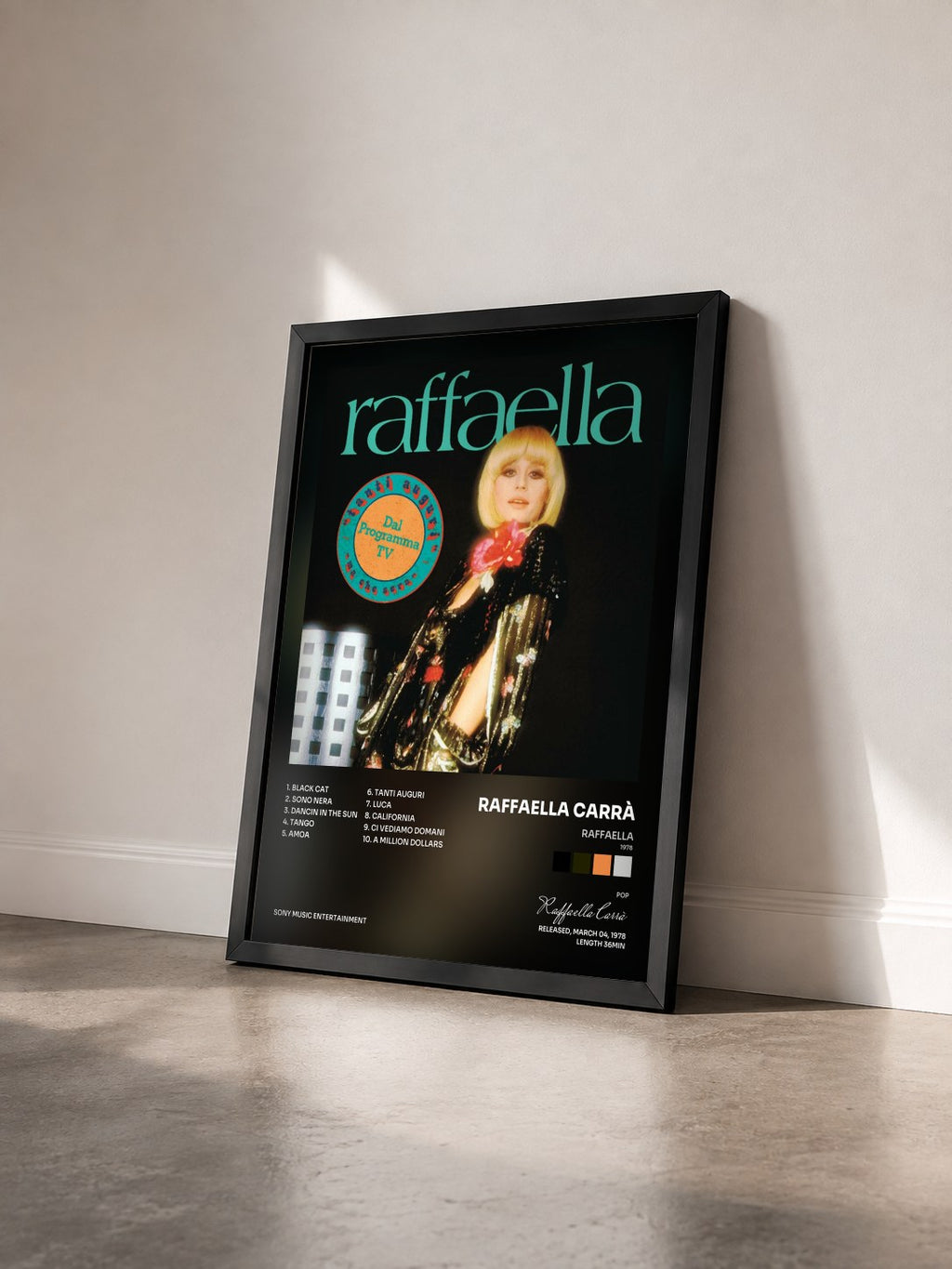 #noir Tableau de l'album Raffaella (1978) de Raffaella Carrà vu de trois quarts, cadre noir
