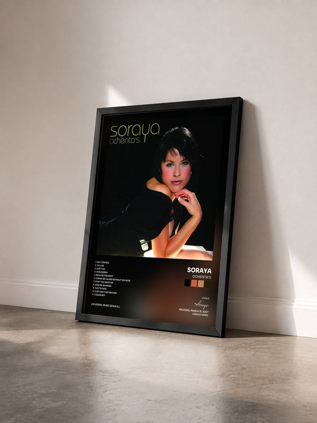 #noir Tableau de l'album Ochenta's de Soraya vu de trois quarts, cadre noir