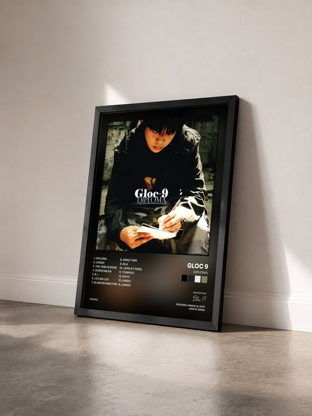 #noir Tableau de l'album Diploma de Gloc 9 vu de trois quarts, cadre noir
