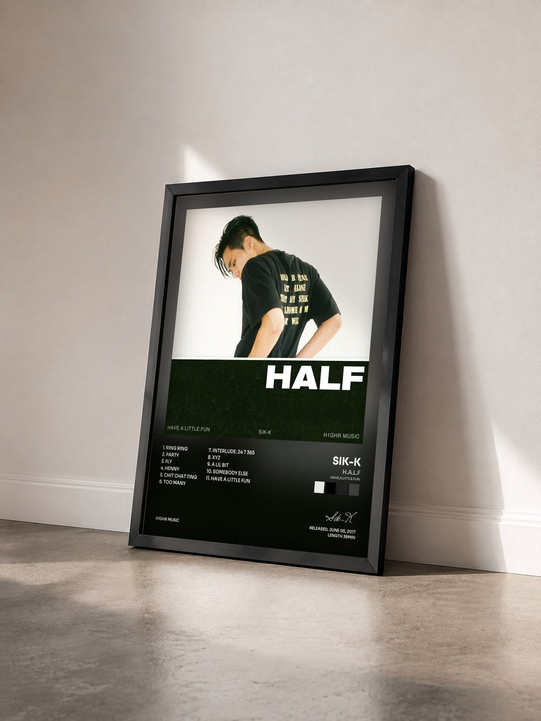 #noir Tableau de l'album H.A.L.F (Have.A.Little.Fun) de Sik-K vu de trois quarts, cadre noir