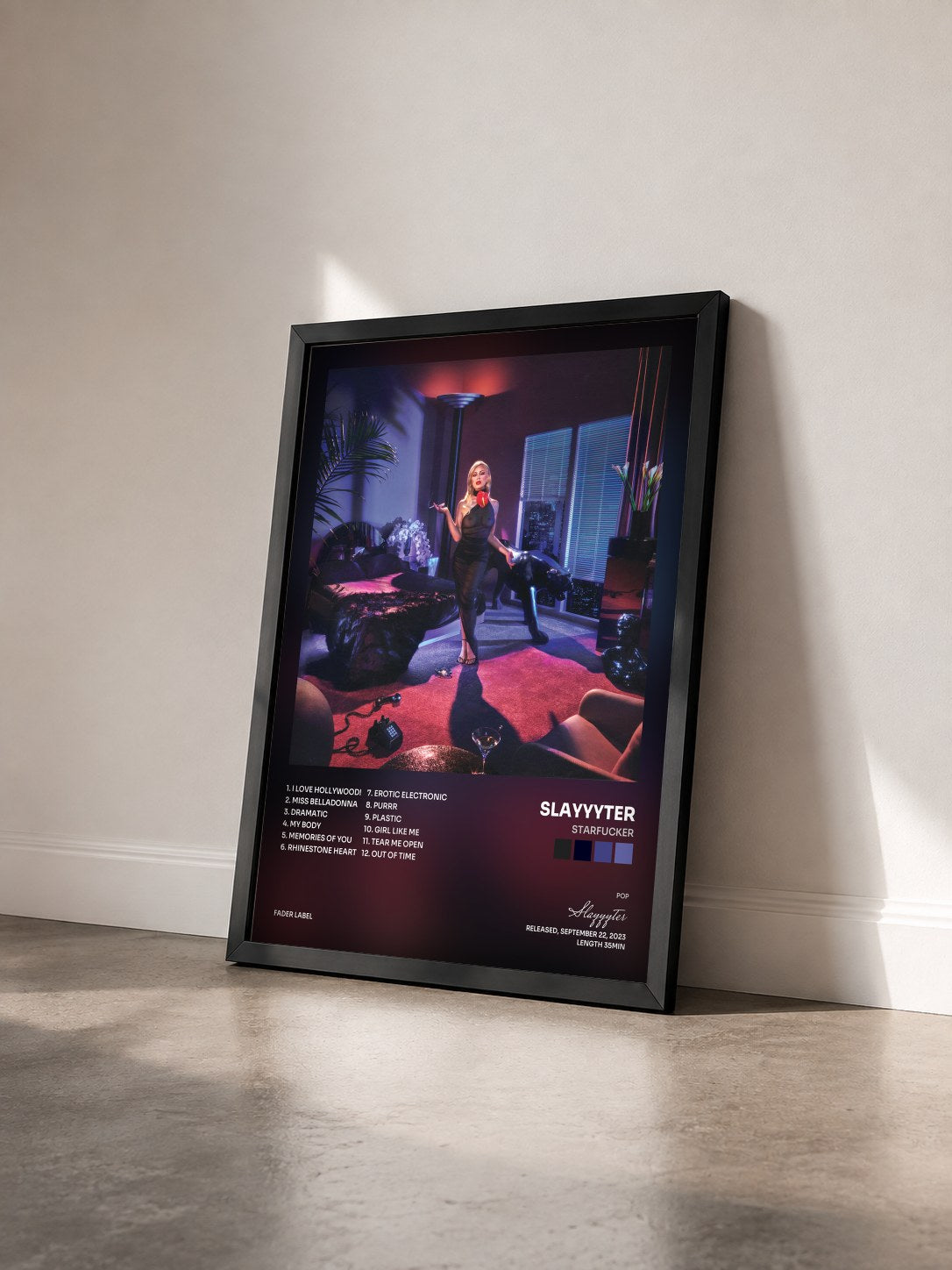 #noir Tableau de l'album STARFUCKER de Slayyyter vu de trois quarts, cadre noir