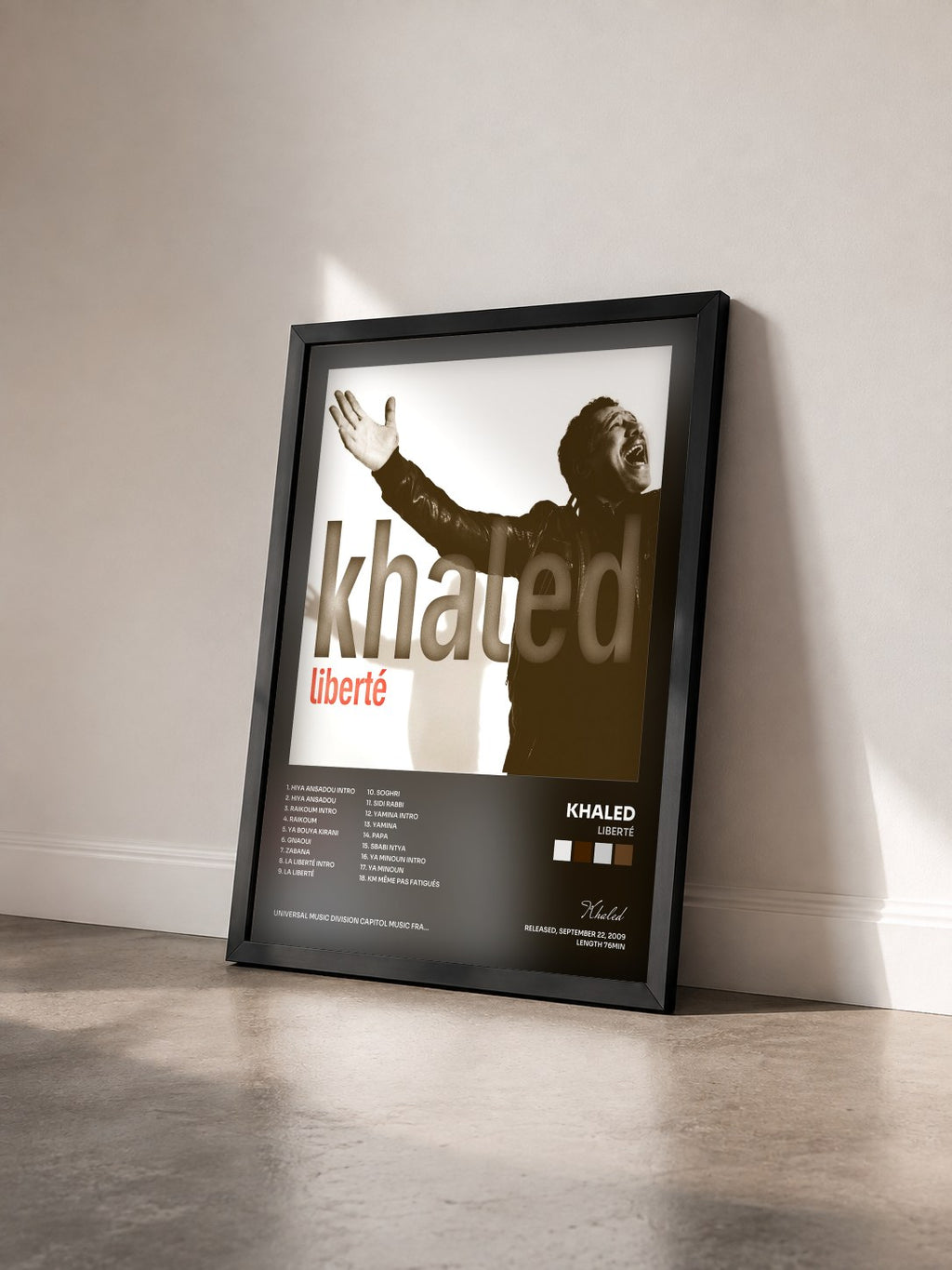 #noir Tableau de l'album Liberté de Khaled vu de trois quarts, cadre noir