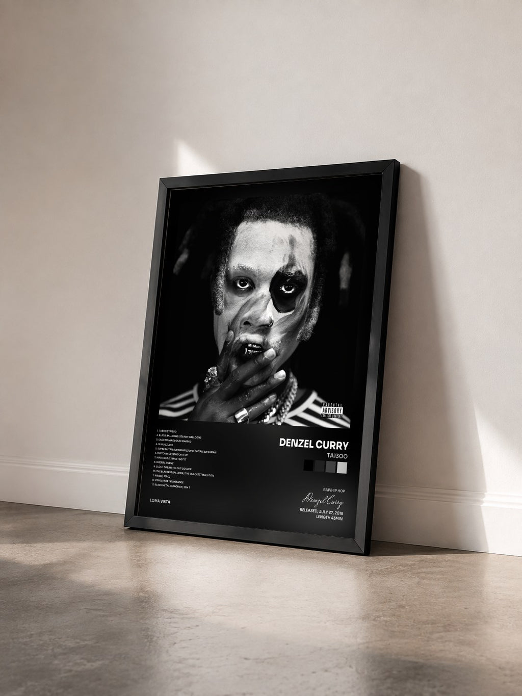 #noir Tableau de l'album TA13OO de Denzel Curry vu de trois quarts, cadre noir