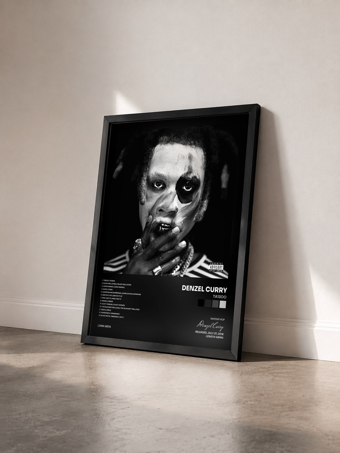 #noir Tableau de l'album TA13OO de Denzel Curry vu de trois quarts, cadre noir