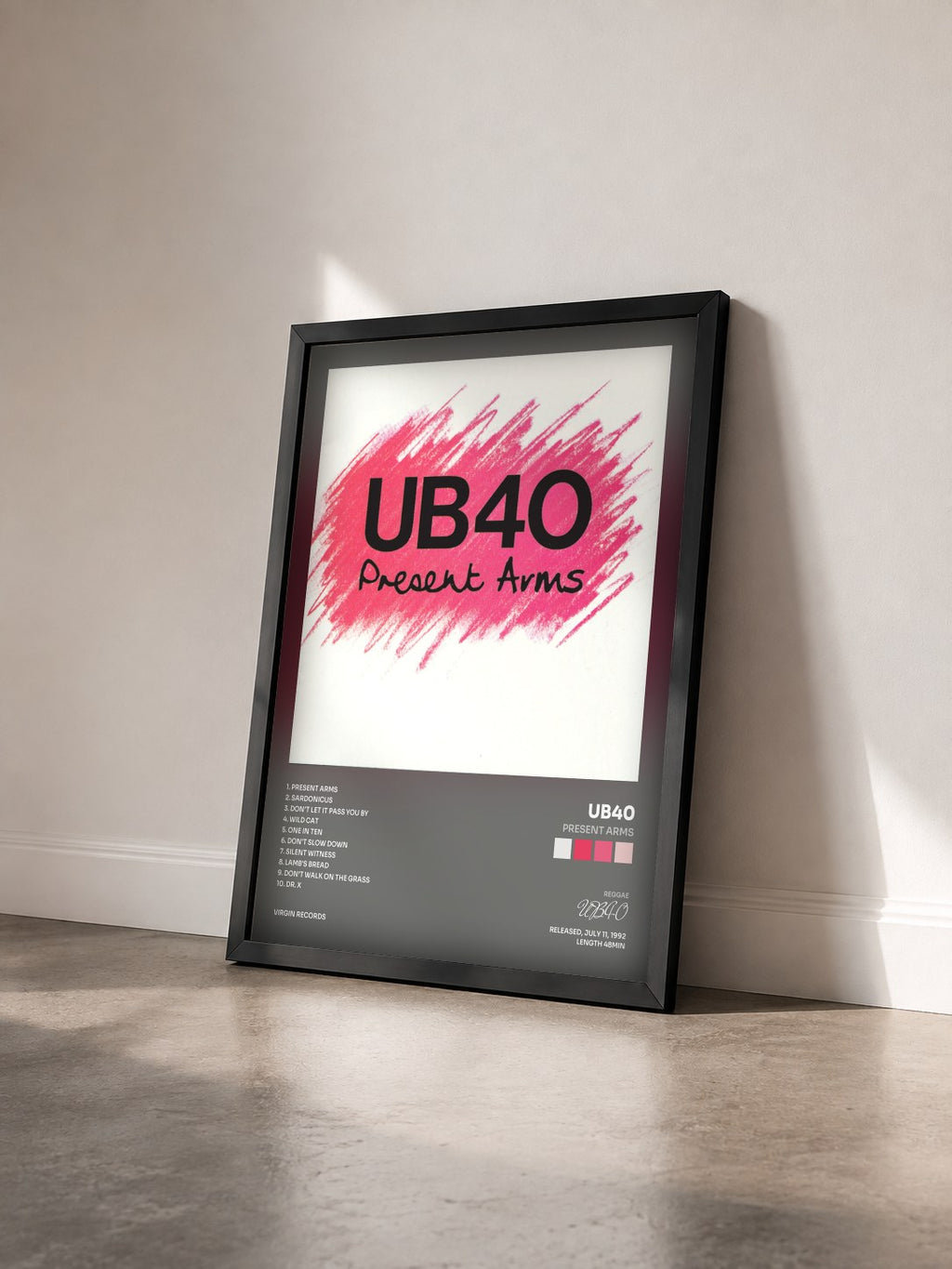 #noir Tableau de l'album Present Arms de UB40 vu de trois quarts, cadre noir
