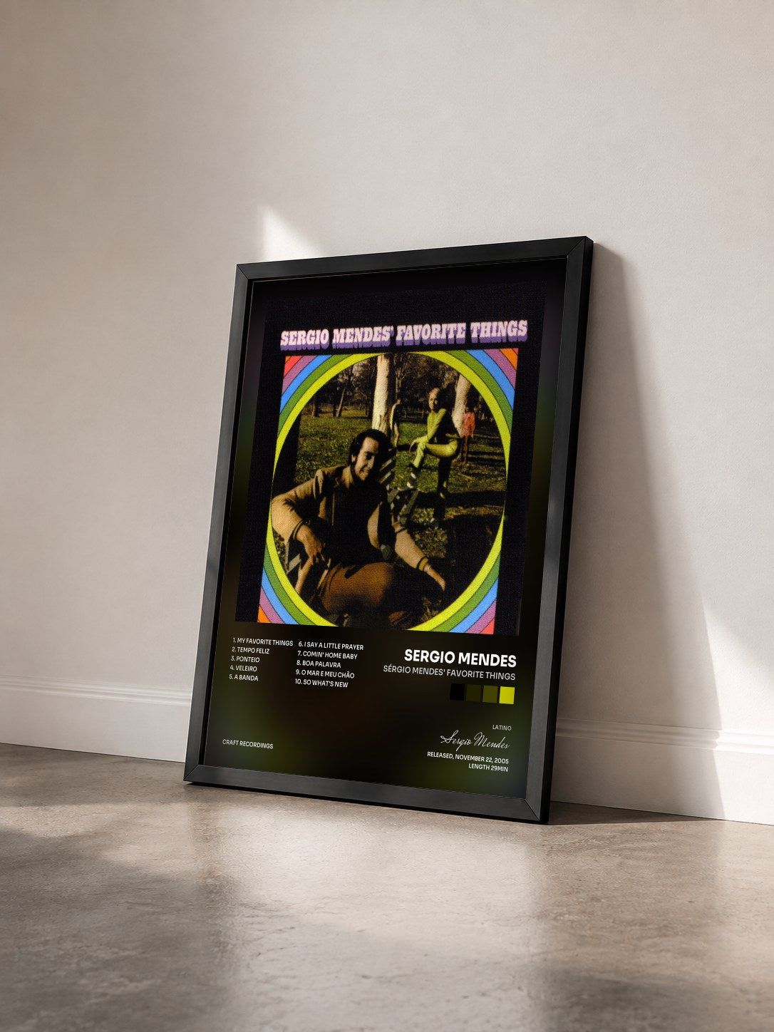 #noir Tableau de l'album Sérgio Mendes' Favorite Things de Sergio Mendes vu de trois quarts, cadre noir