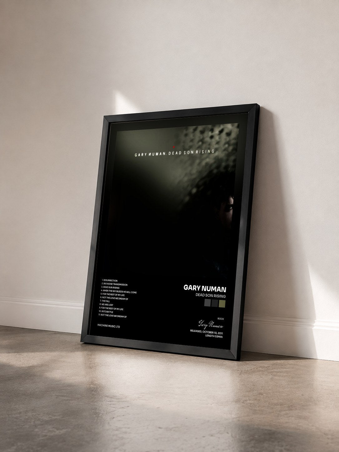 #noir Tableau de l'album Dead Son Rising de Gary Numan vu de trois quarts, cadre noir