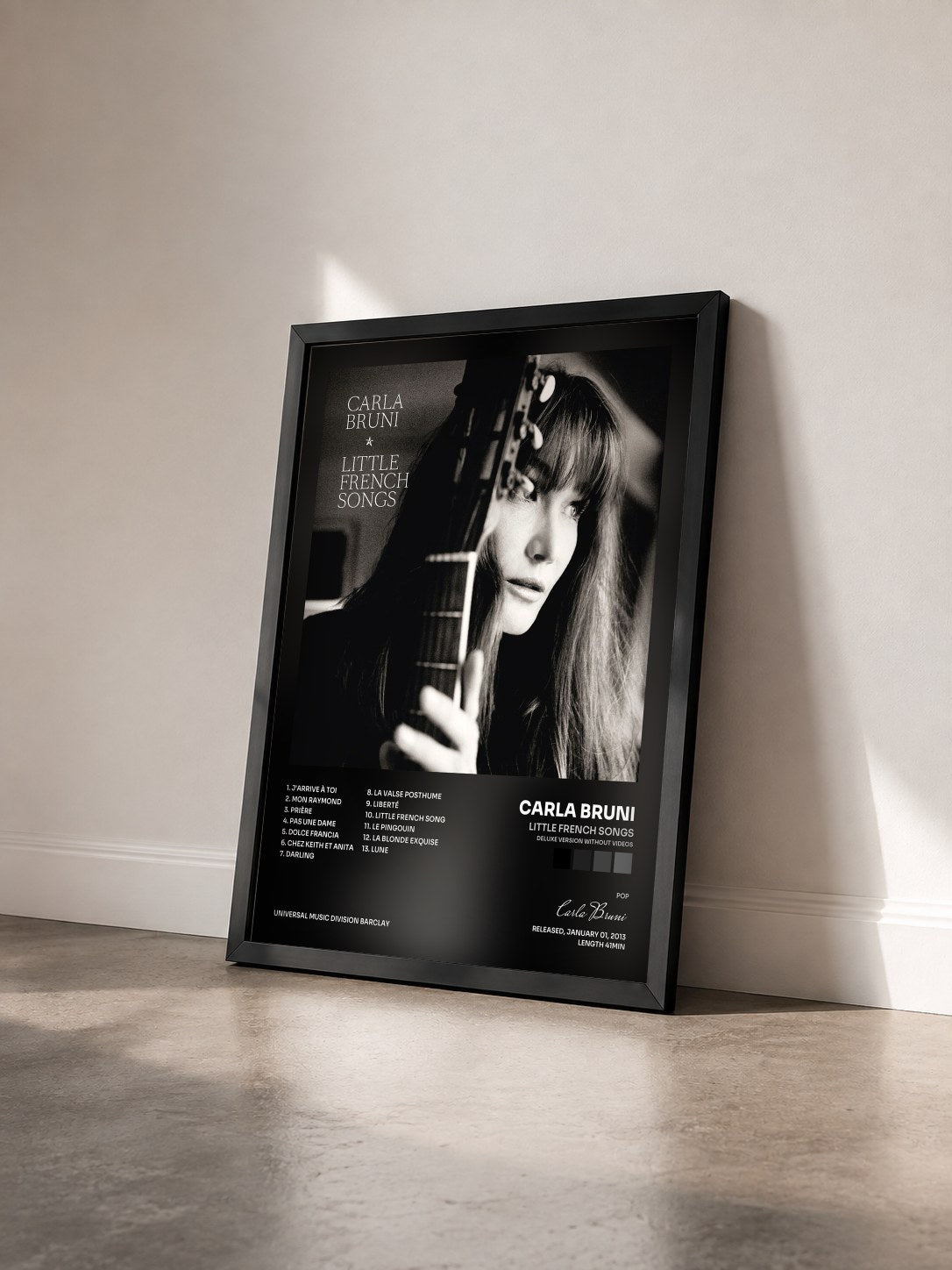 #noir Tableau de l'album Little French Songs (Deluxe Version Without Videos) de Carla Bruni vu de trois quarts, cadre noir