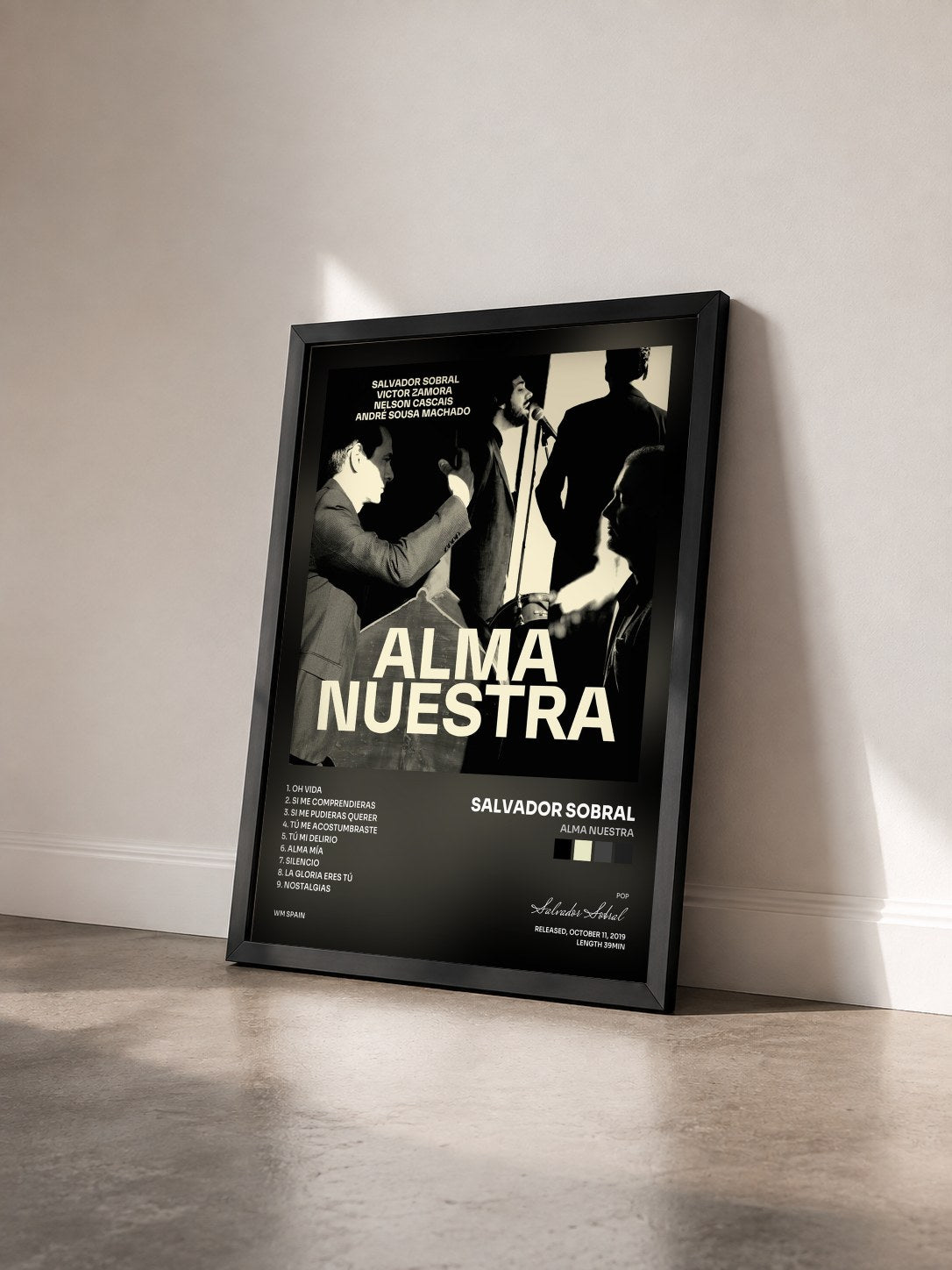 #noir Tableau de l'album Alma nuestra de Salvador Sobral vu de trois quarts, cadre noir