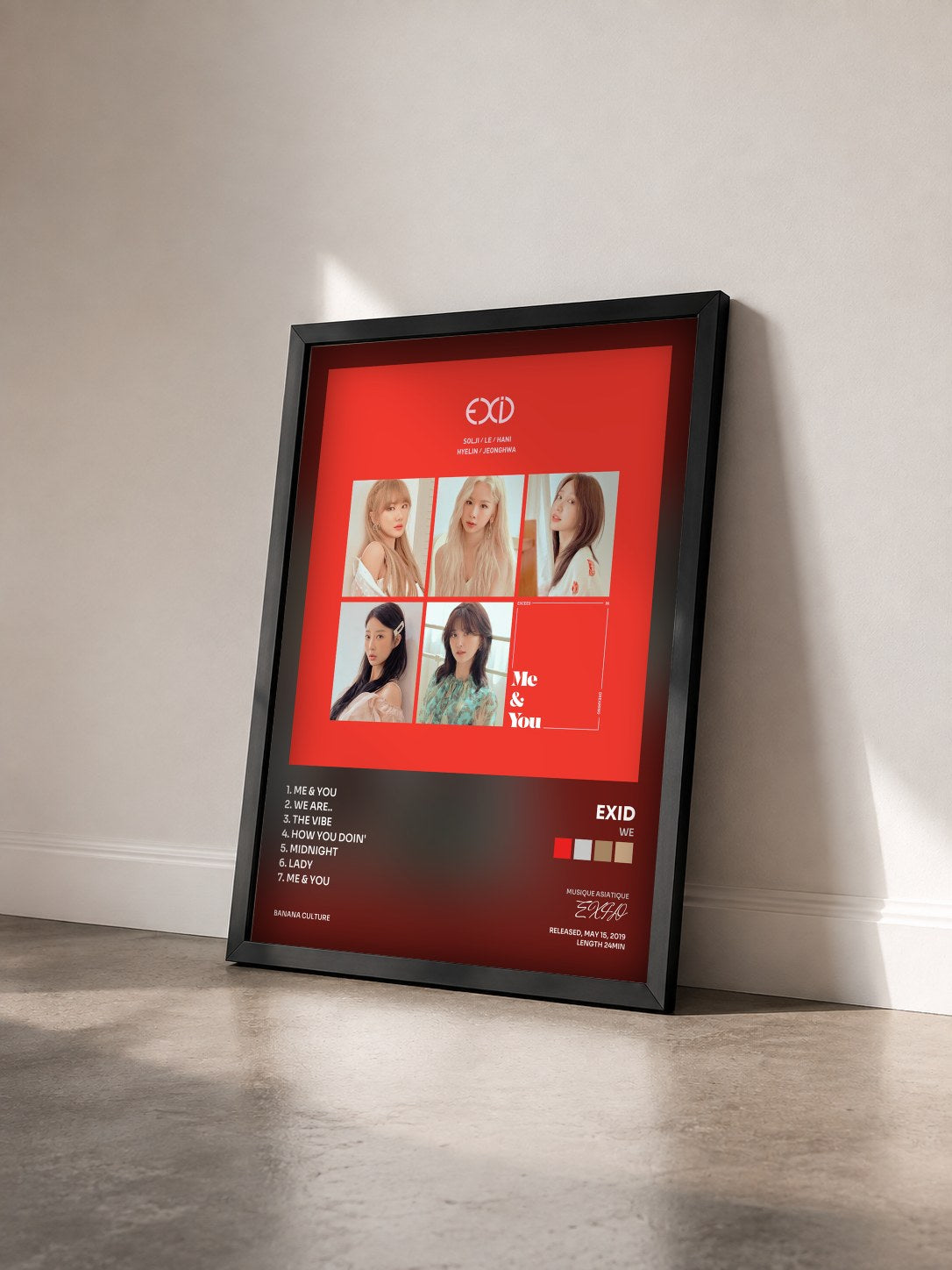 #noir Tableau de l'album WE de EXID vu de trois quarts, cadre noir