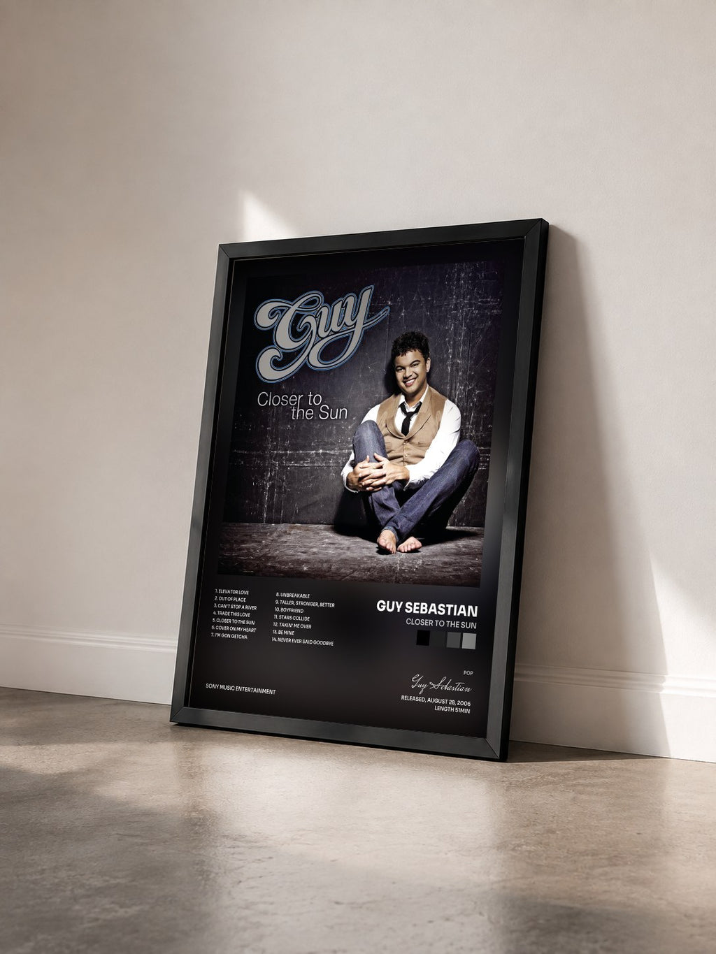 #noir Tableau de l'album Closer To The Sun de Guy Sebastian vu de trois quarts, cadre noir