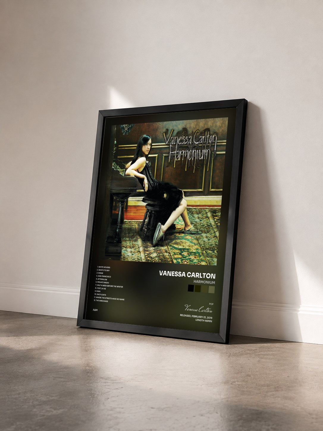 #noir Tableau de l'album Harmonium de Vanessa Carlton vu de trois quarts, cadre noir