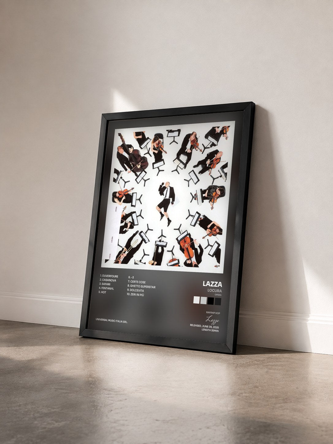 #noir Tableau de l'album LOCURA (Opera) de Lazza vu de trois quarts, cadre noir
