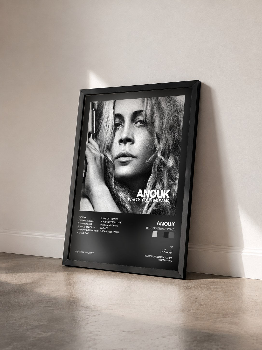 #noir Tableau de l'album Who's Your Momma de Anouk vu de trois quarts, cadre noir