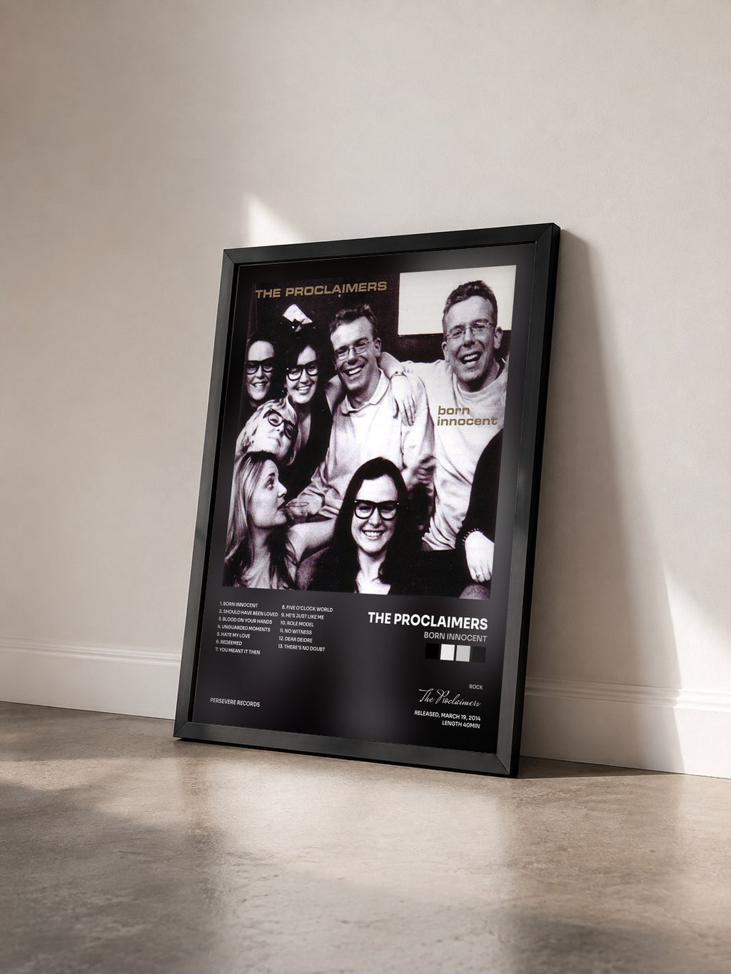 #noir Tableau de l'album Born Innocent de The Proclaimers vu de trois quarts, cadre noir