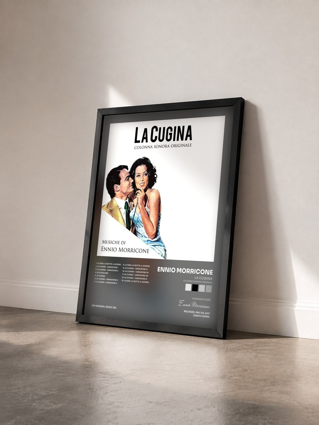#noir Tableau de l'album La Cugina (Colonna sonora originale) de Ennio Morricone vu de trois quarts, cadre noir