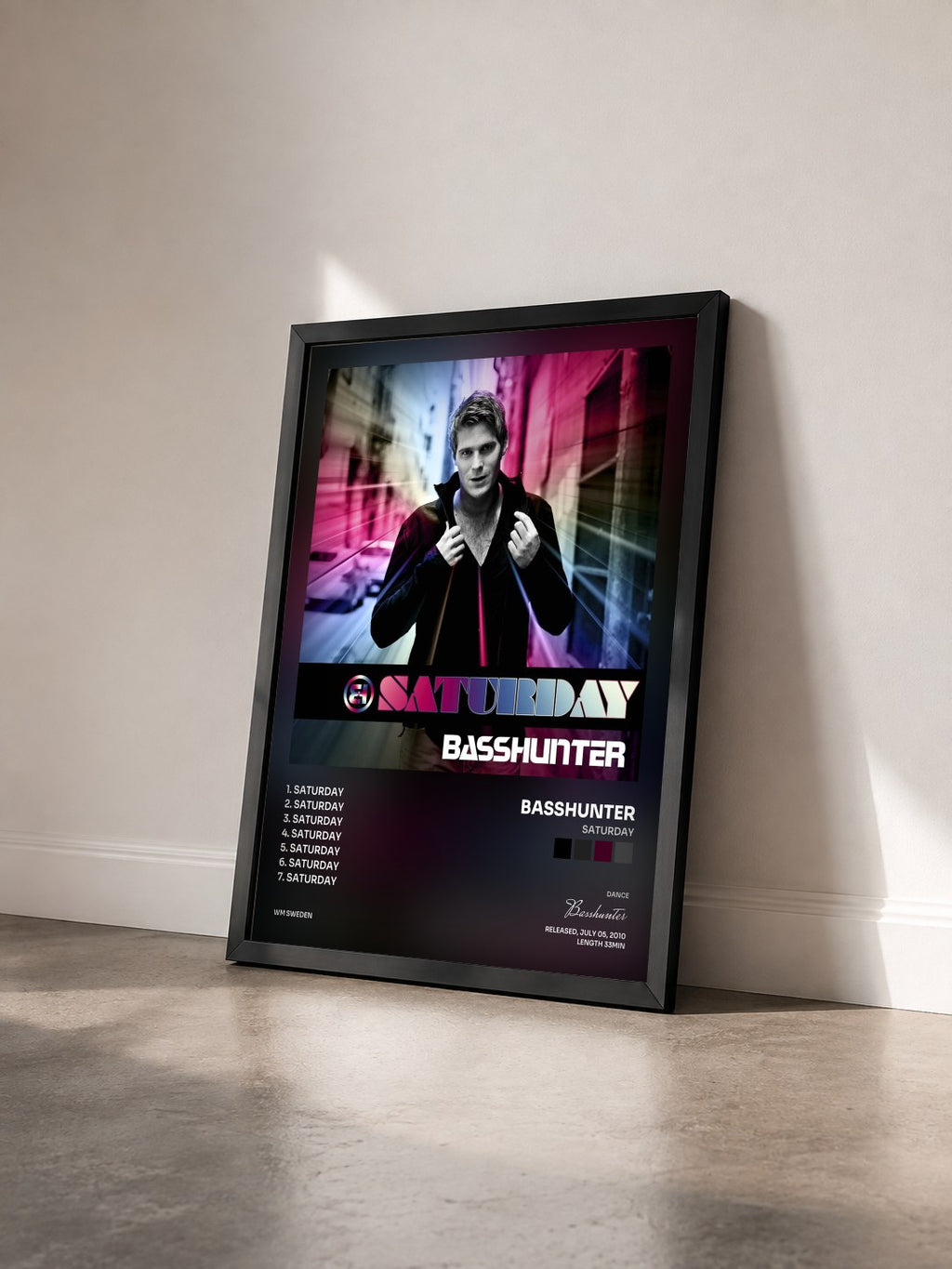 #noir Tableau de l'album Saturday de Basshunter vu de trois quarts, cadre noir