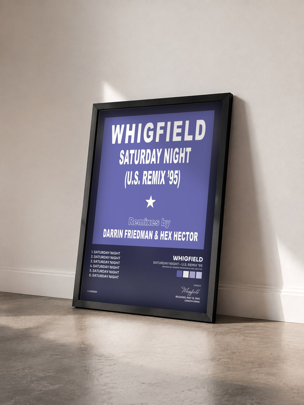 #noir Saturday Night - U.S. Remix '95 (Remixes by Darrin Friedman & Hex Hector) di Whigfield in stampa incorniciata vista di tre quarti, cornice nera