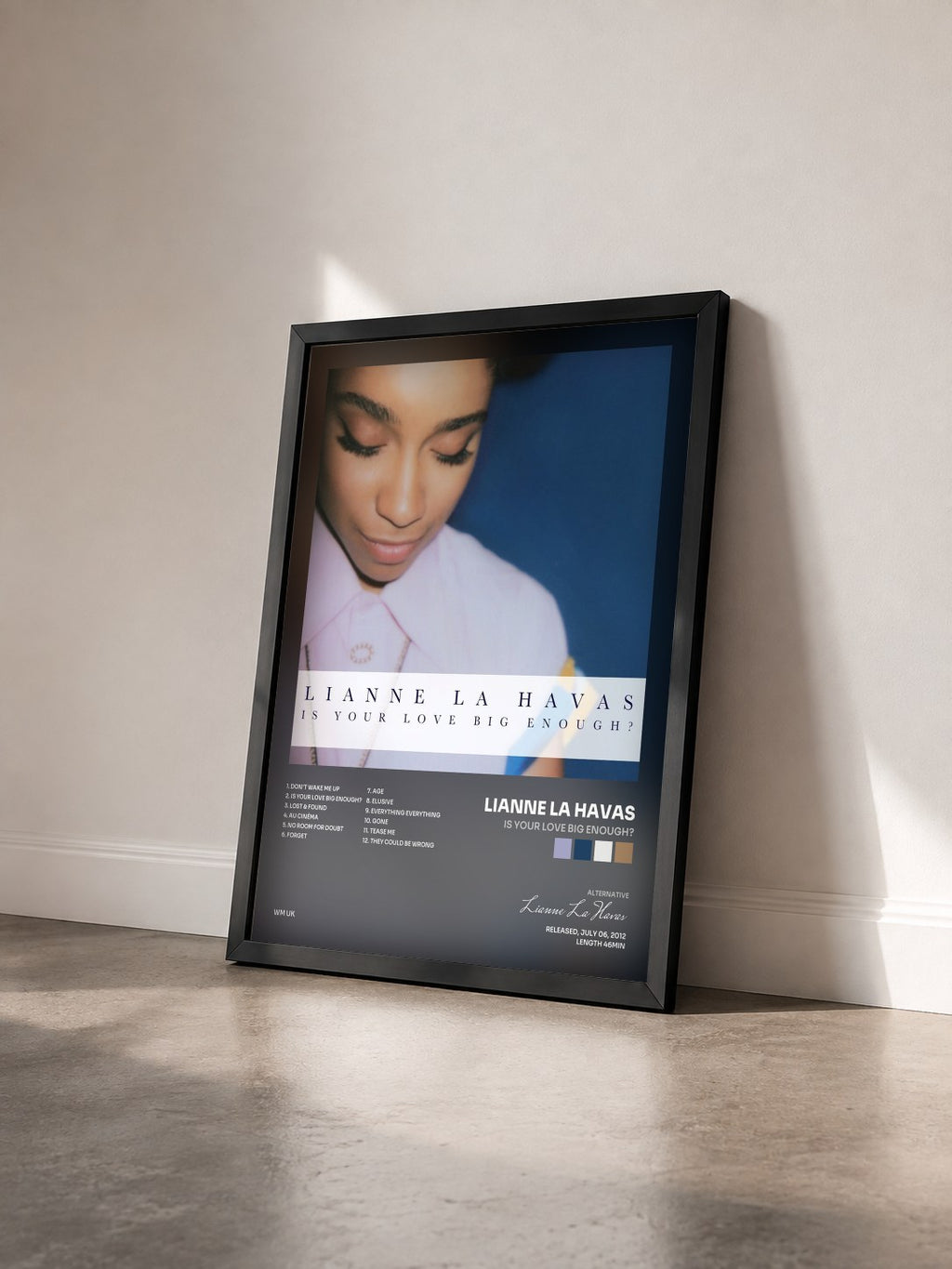 #noir Is Your Love Big Enough? di Lianne La Havas in stampa incorniciata vista di tre quarti, cornice nera