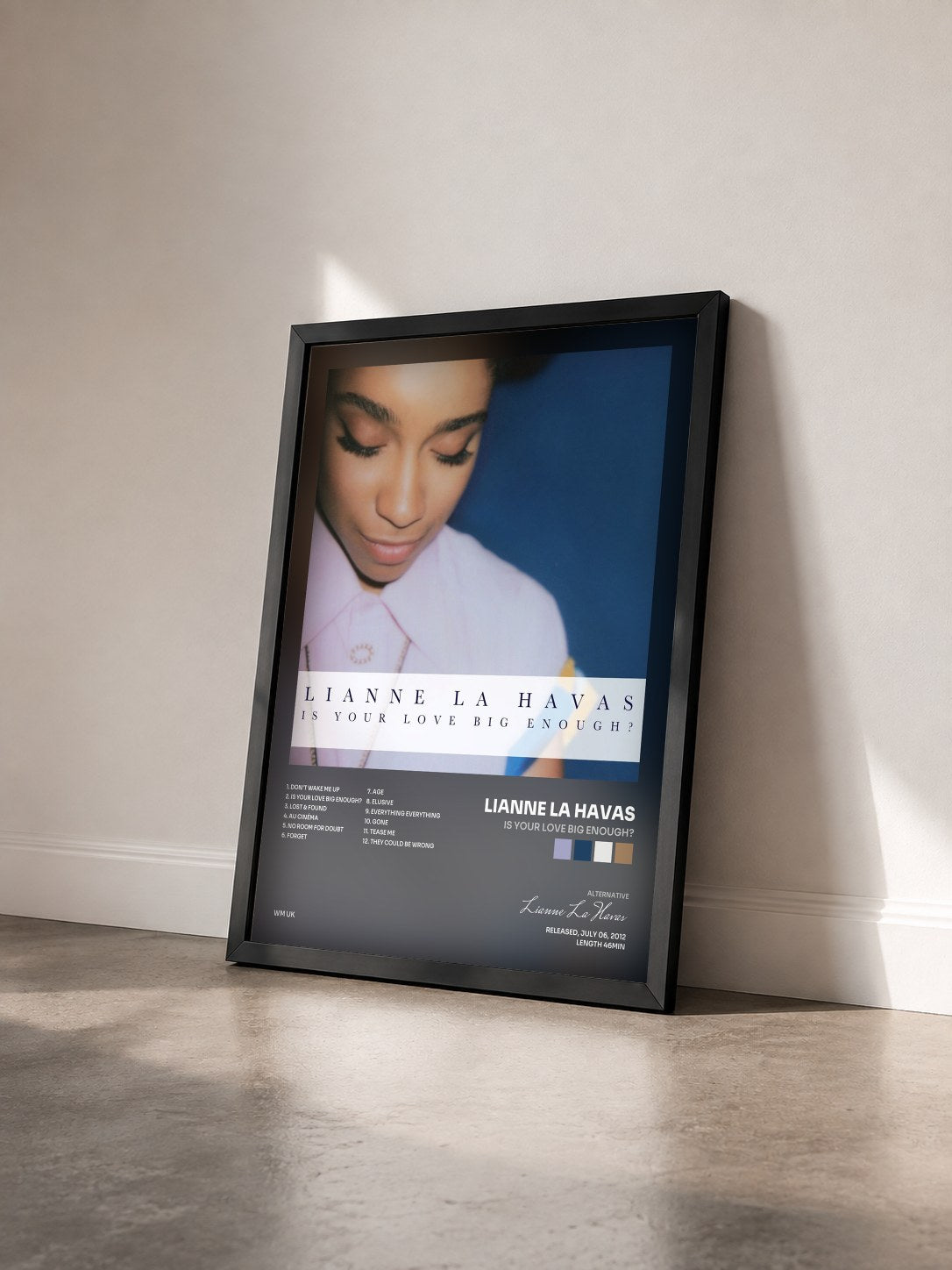#noir Tableau de l'album Is Your Love Big Enough? de Lianne La Havas vu de trois quarts, cadre noir