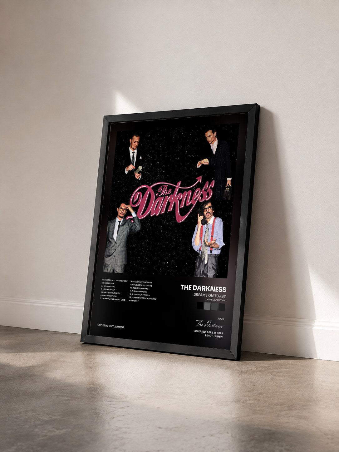 #noir Tableau de l'album Dreams on Toast (Members' Edition) de The Darkness vu de trois quarts, cadre noir