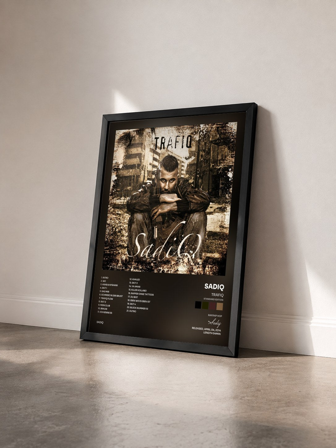 #noir Tableau de l'album TrafiQ (Standard Edition) de Sadiq vu de trois quarts, cadre noir
