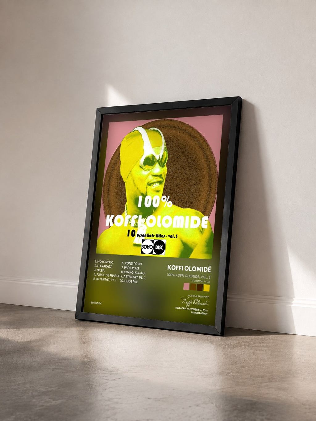#noir 100% Koffi Olomide, vol. 3 (10 Essential Titles) von Koffi Olomidé als gerahmter Kunstdruck von schräg gesehen, schwarzer Rahmen